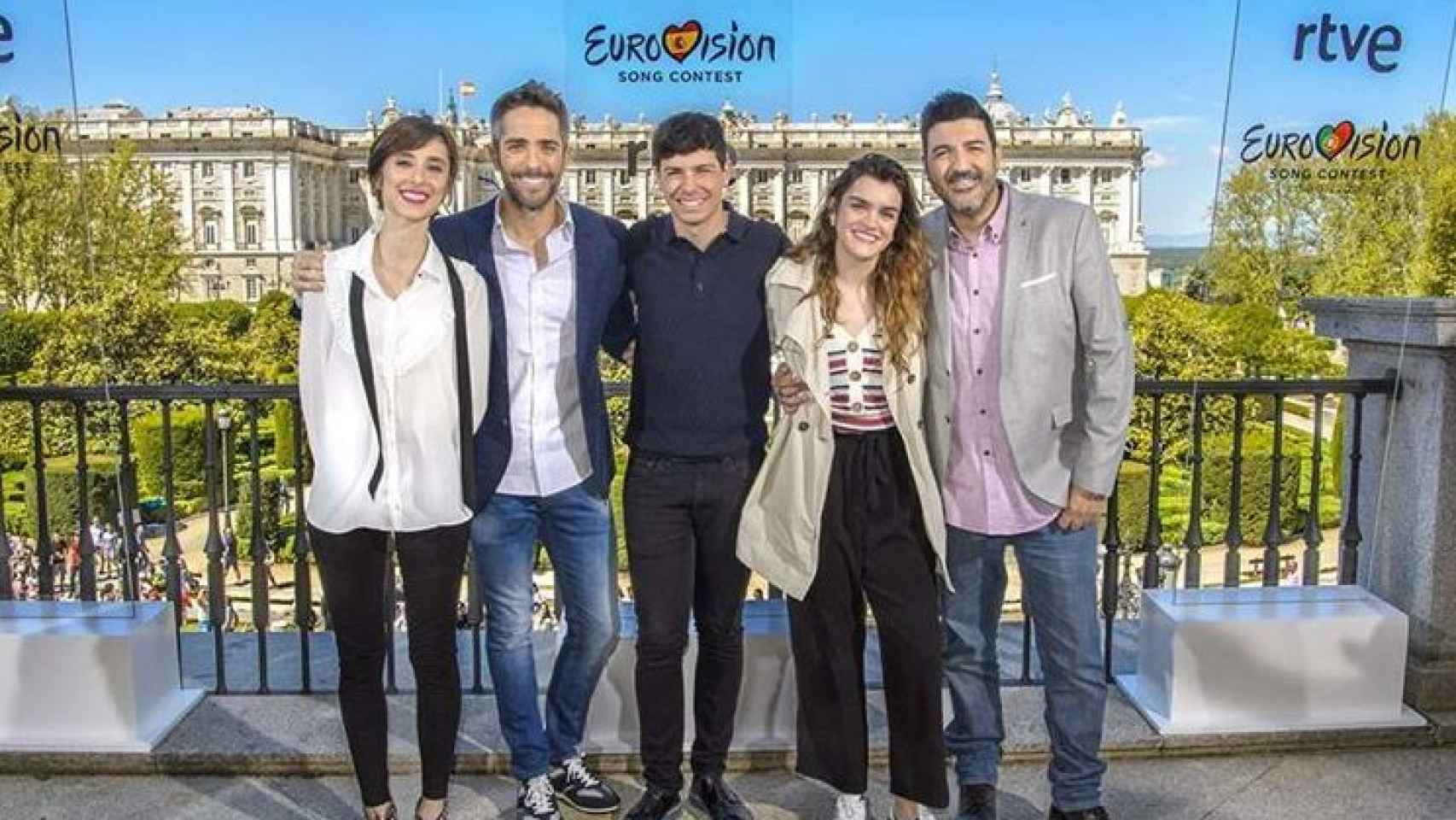 Con Alfred y Amaia, Roberto Leal, presentador de 'OT', y Julia Varela, su compañera de Eurovisión.