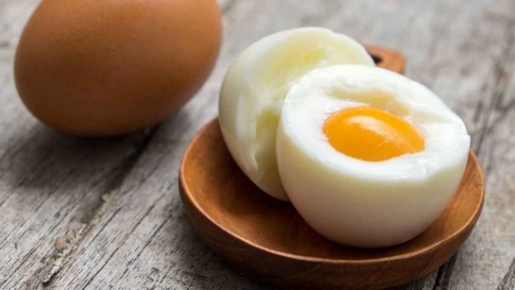 Un huevo cocido contiene alrededor de 200 miligramos de colesterol.