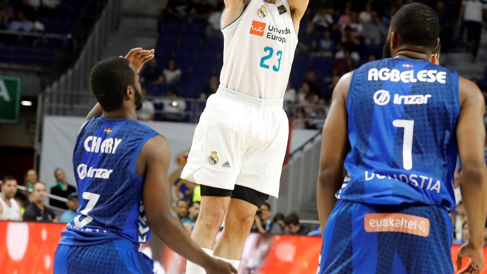 Llull lanza ante el Gipuzkoa Basket.