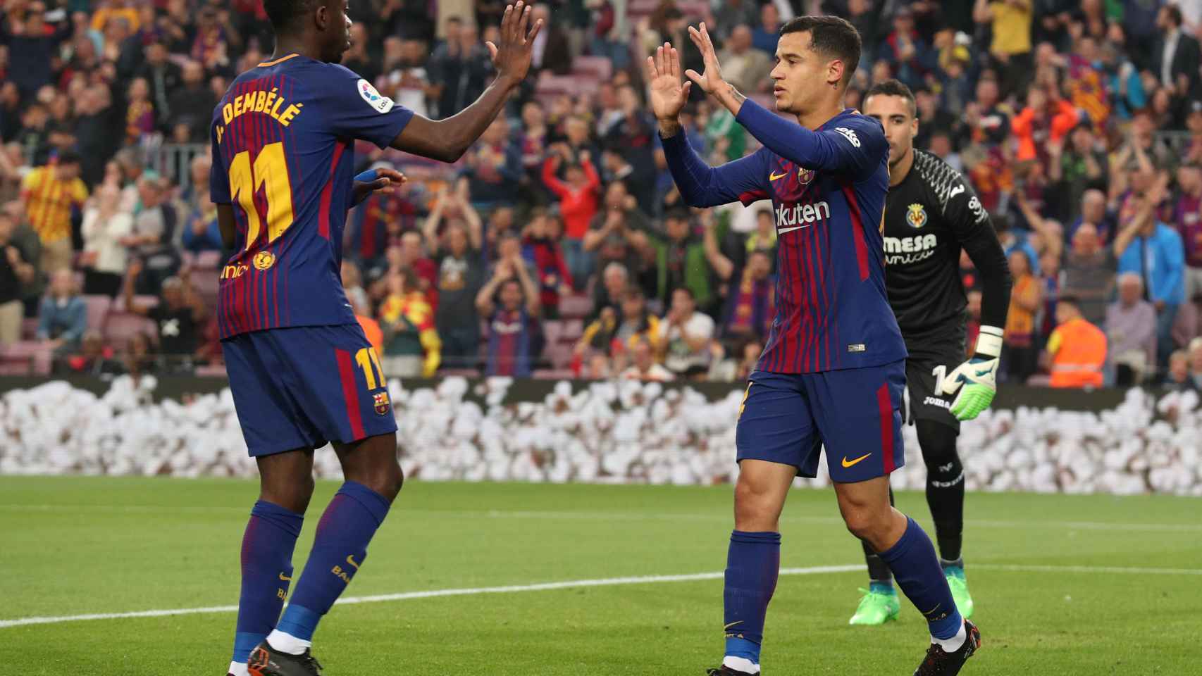 Coutinho y Dembélé celebran un gol del Barcelona al Villarreal