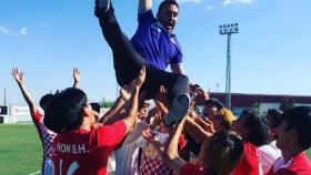 Los jugadores del Qum mantean a su entrenador Pedro Velasco tras lograr el ascenso. Foto: Qum FC