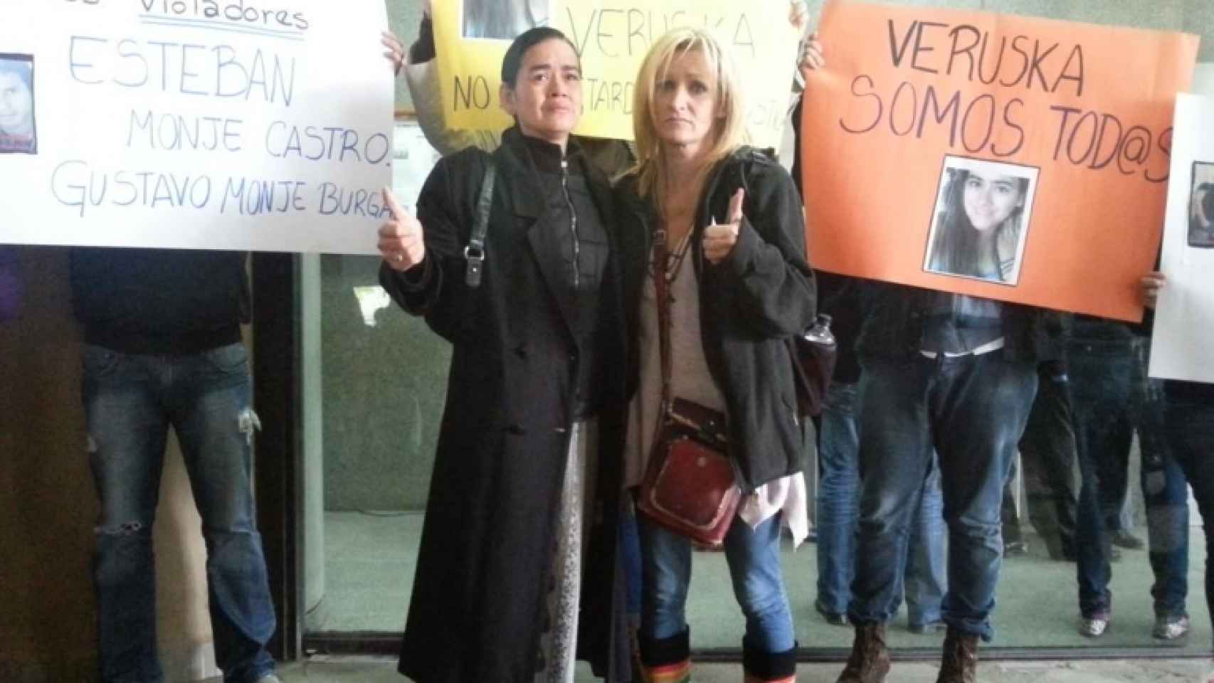 Renee (derecha) apoyando a la madre de Veruska Valdivia (izquierda) en el Palacio de Justicia de Santa Cruz.