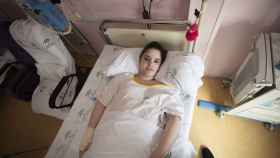 Alba Pacheco, una joven de 18 años de Jerez de la Frontera (Cádiz) vive postrada en una cama desde hace 18 meses porque la Junta dice que su desviación de espalda no es operable.