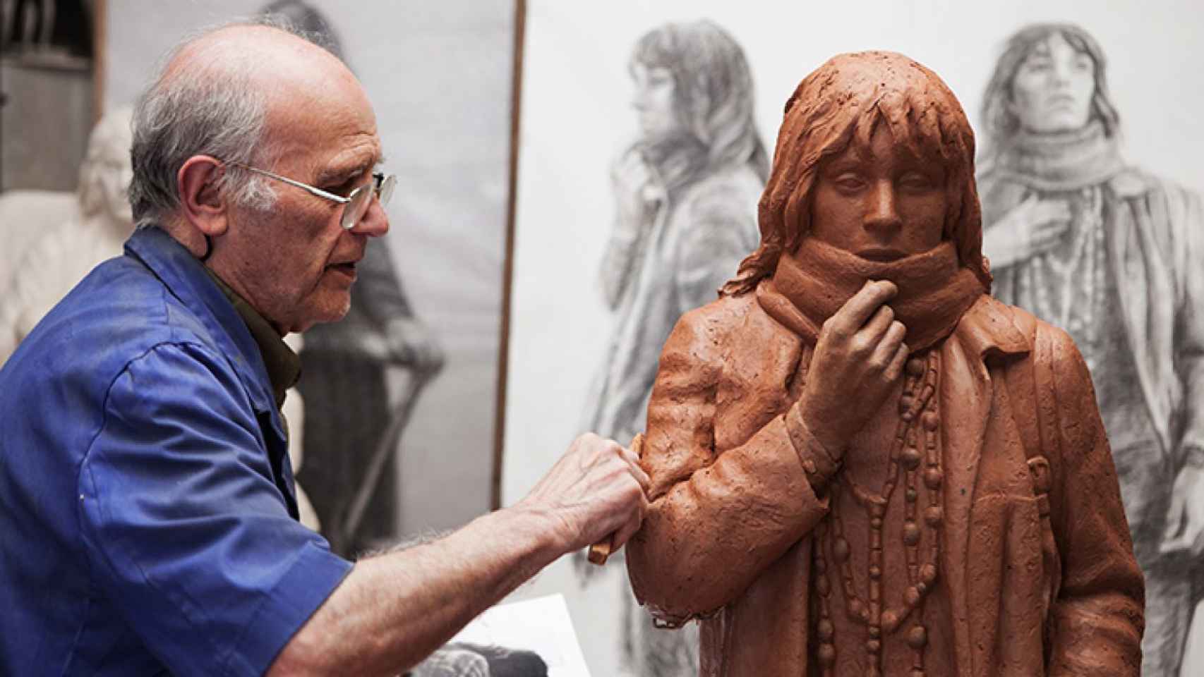 El escultor trabajando en su taller.