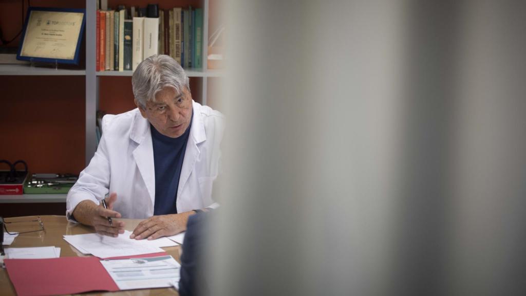 El doctor Mario Velarde, que hace unas semanas, tras conocer el caso de Alba por la prensa local, se prestó a operarla gratuitamente.