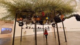 Una mujer observa en el Guggenheim 'La Llegada a la buena fortuba' del artista Chen Zhen