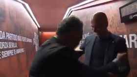 Caparrós y Zidane hablando en el túnel de vestuarios