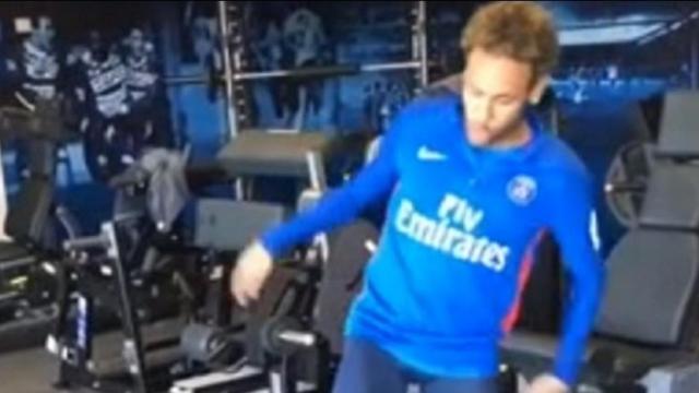 Neymar hace malabares con el balón.