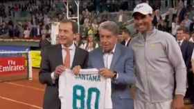 Butragueño entrega una camiseta del Real Madrid por su 80 cumpleaños, junto a ellos Rafa Nadal