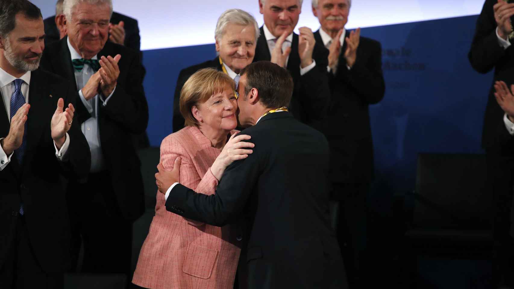 Merkel felicita a Macron en presencia del rey Felipe VI