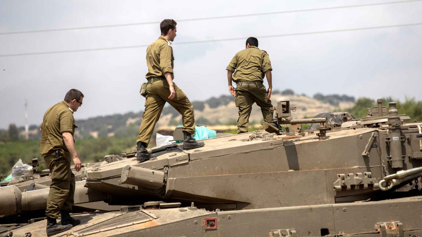 Tanques israelíes Merkava son desplegados cerca de la frontera entre Israel y Siria.