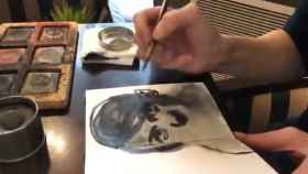 Las manos de Paula Bonet dando forma a un retrato rápido de Pablo Picasso.
