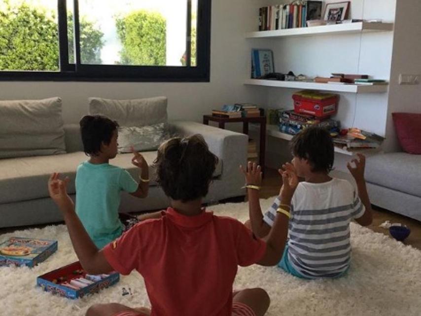 Imagen de los mellizos de Ana Rosa y su sobrino en unas vacaciones.