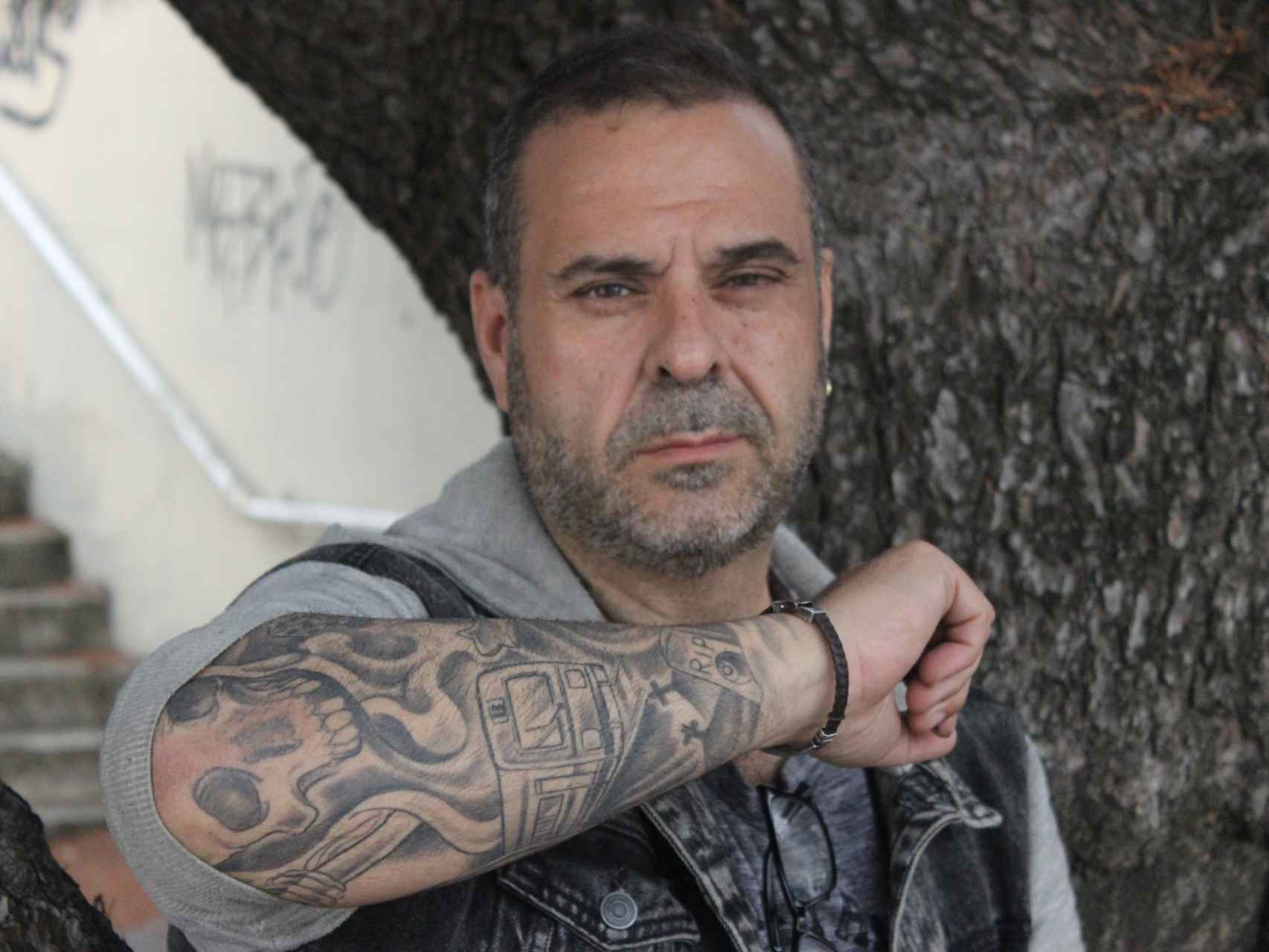 Javier se ha tatuado su vida en los brazos, y la muerte tiene un papel preponderante