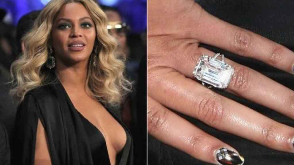 Beyoncé con su anillo de compromiso.