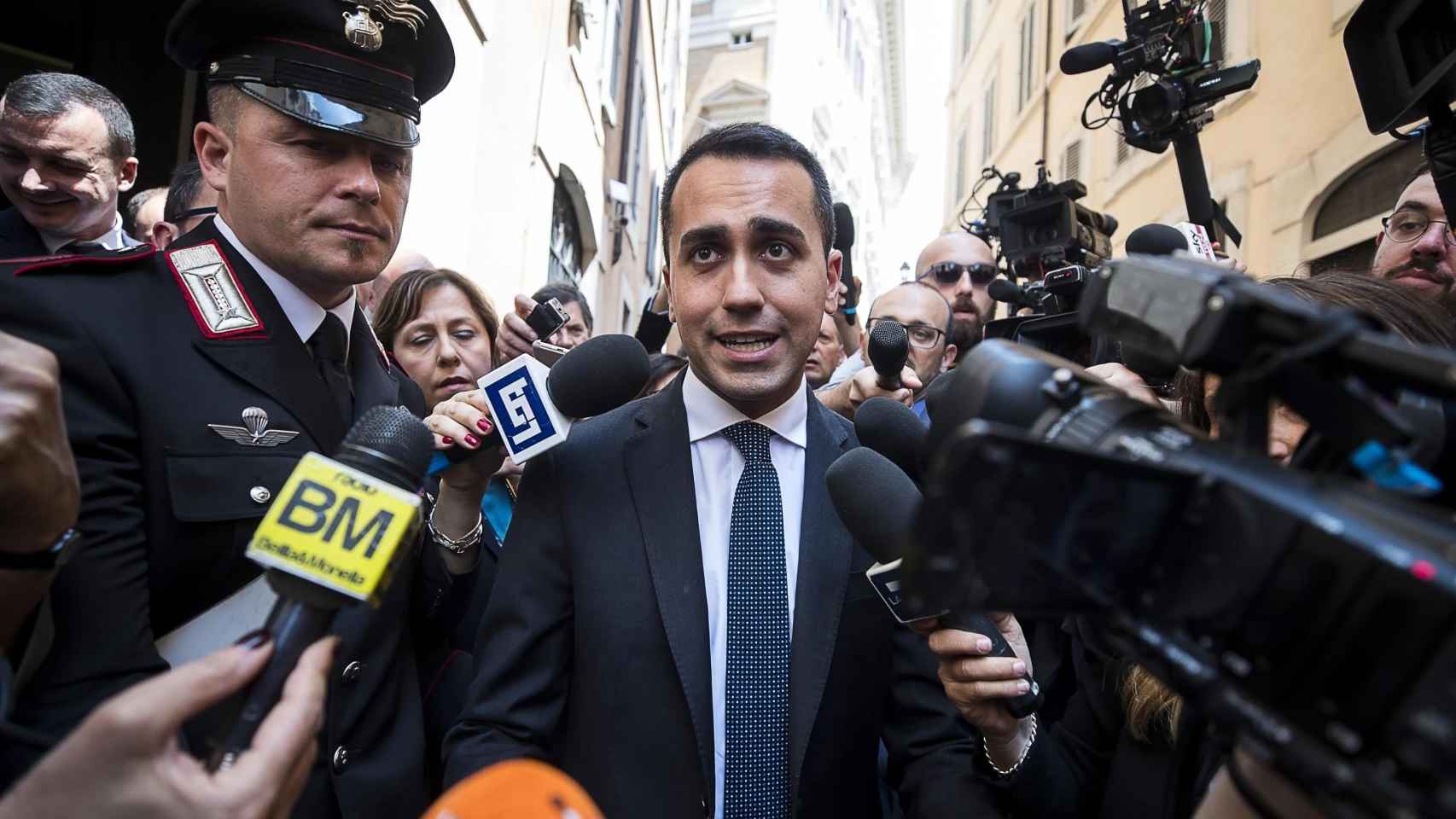Luigi di Maio atiende a los periodistas tras reunirse con Salvini.