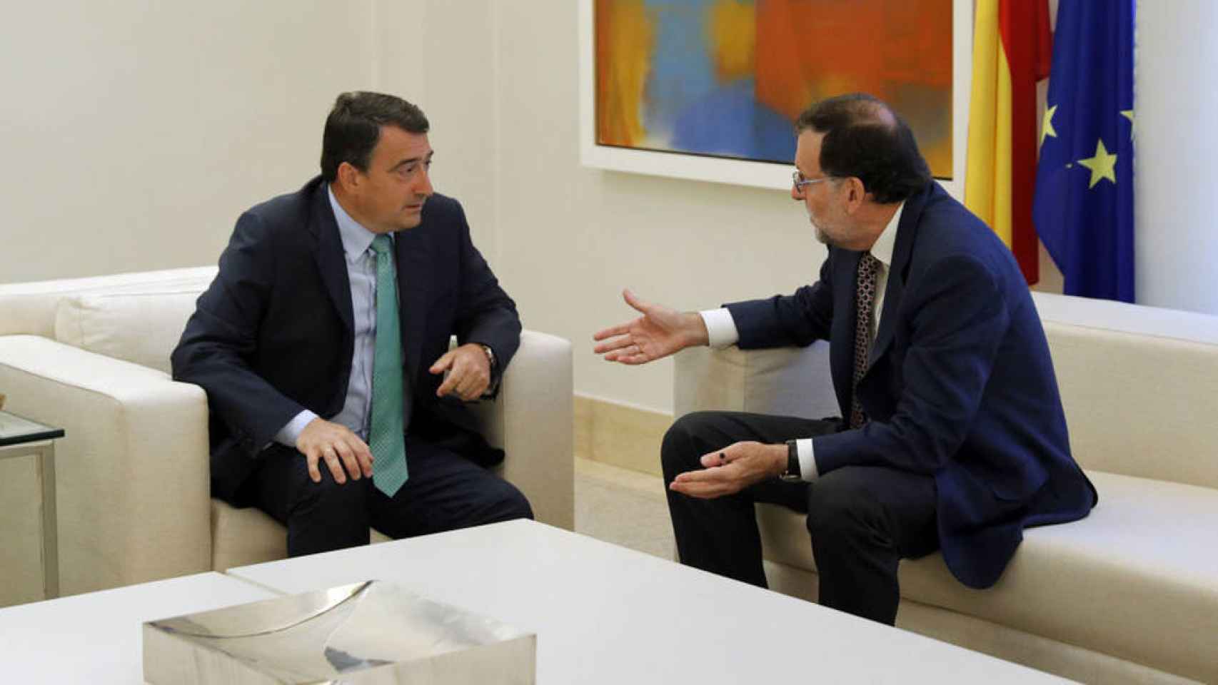 El presidente del Gobierno, Mariano Rajoy, con el portavoz del PNV en el Congreso, Aitor Esteban.