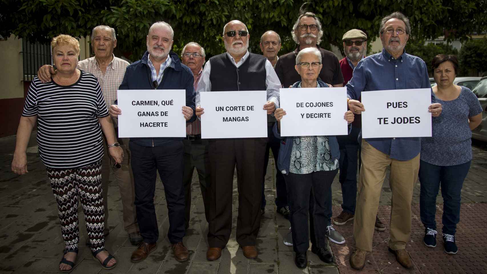 El grupo de jubilados que contesta a Martínez Castro.