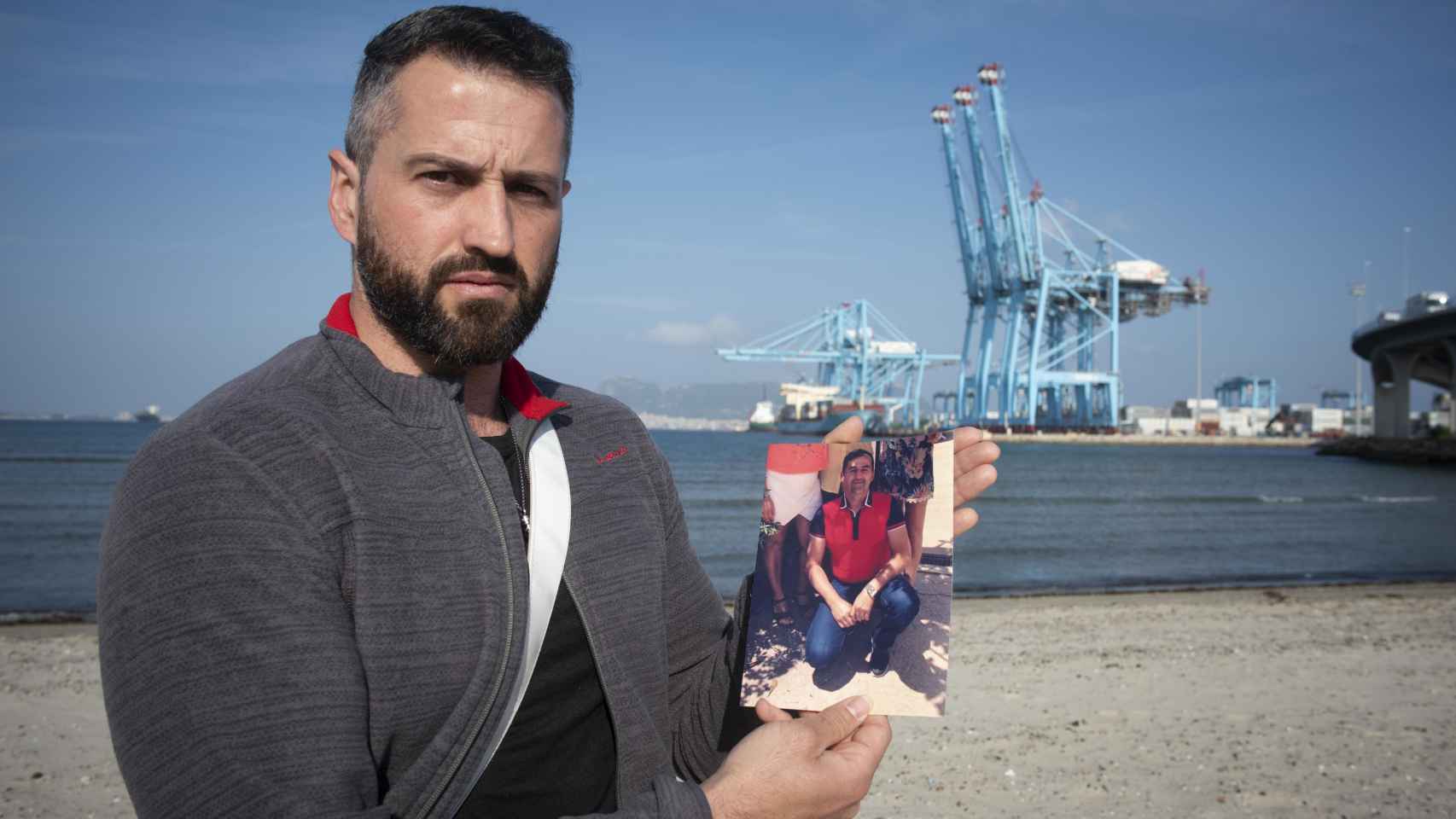 Francis muestra la foto de su hermano, Juan Carlos Martínez, quien dejó dos hijas huérfanas.