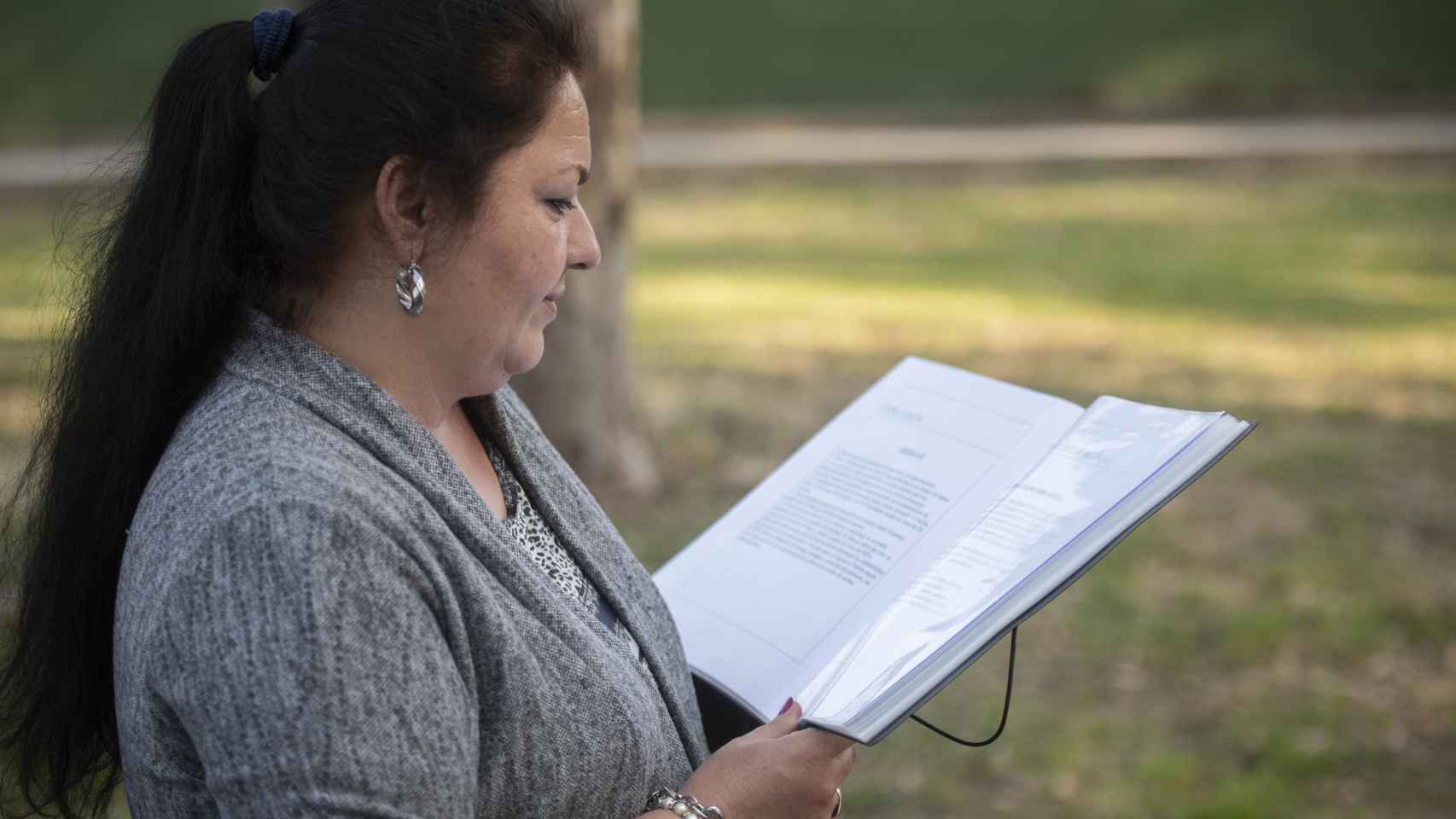 Isabel es la mujer de David Sánchez, el fallecido de más edad. En la imagen, la viuda lee el informe redactado por dos peritos.
