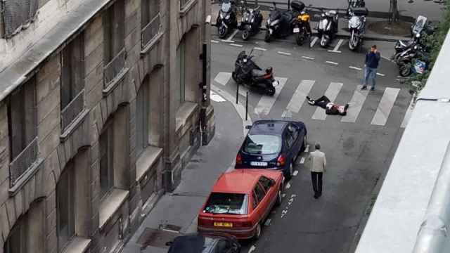 Una víctima permanece en el suelo tras ser atacado en el centro de París.