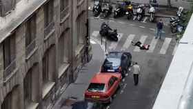 Una víctima permanece en el suelo tras ser atacado en el centro de París.