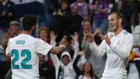Gareth Bale celebra con Isco uno de sus dos goles al Celta de Vigo.