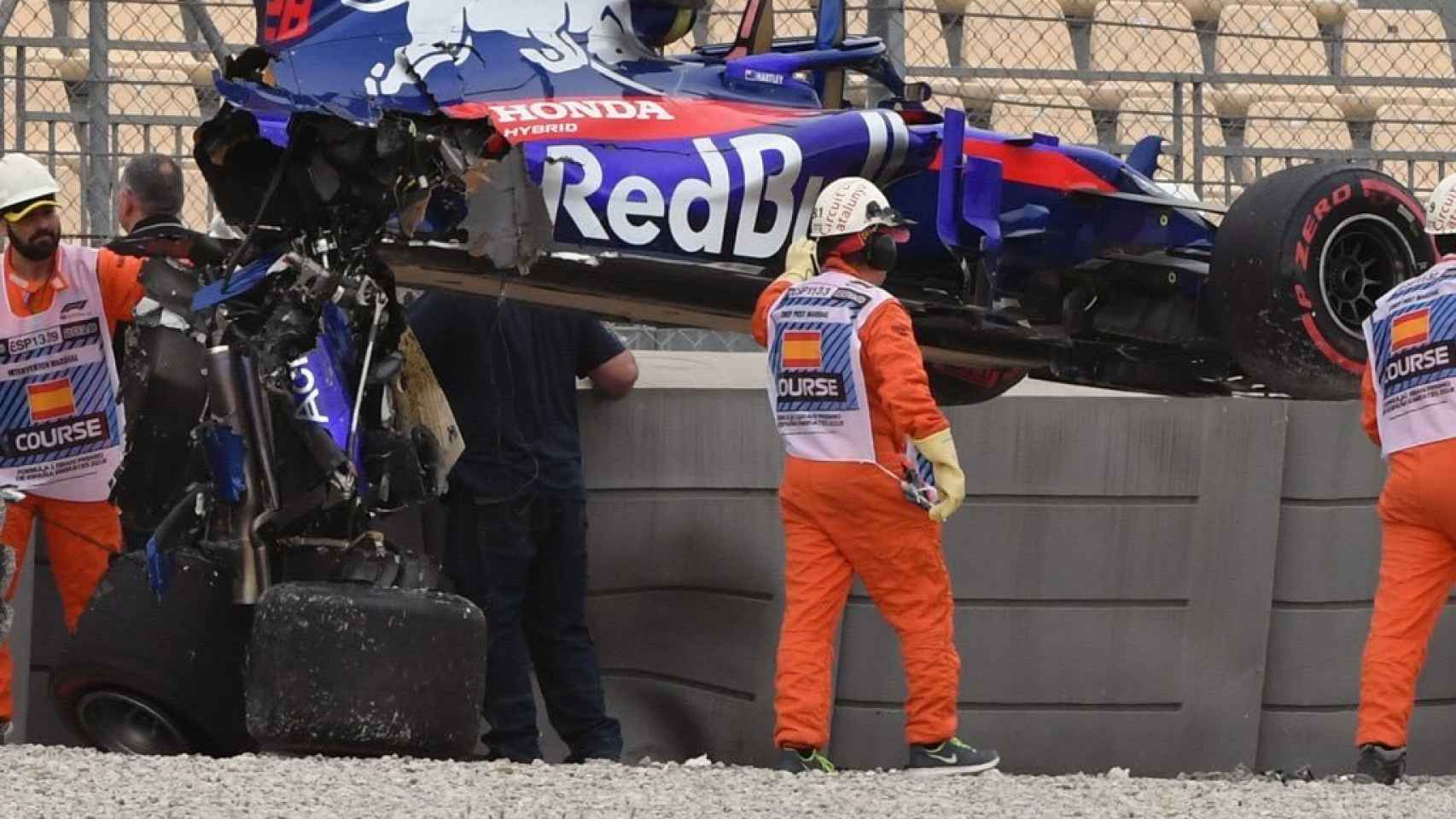 El Toro Rosso de Hartley, roto por la mitad.