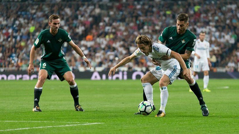 Modric, agarrado por Javi García. Foto: Pedro Rodríguez / El Bernabéu
