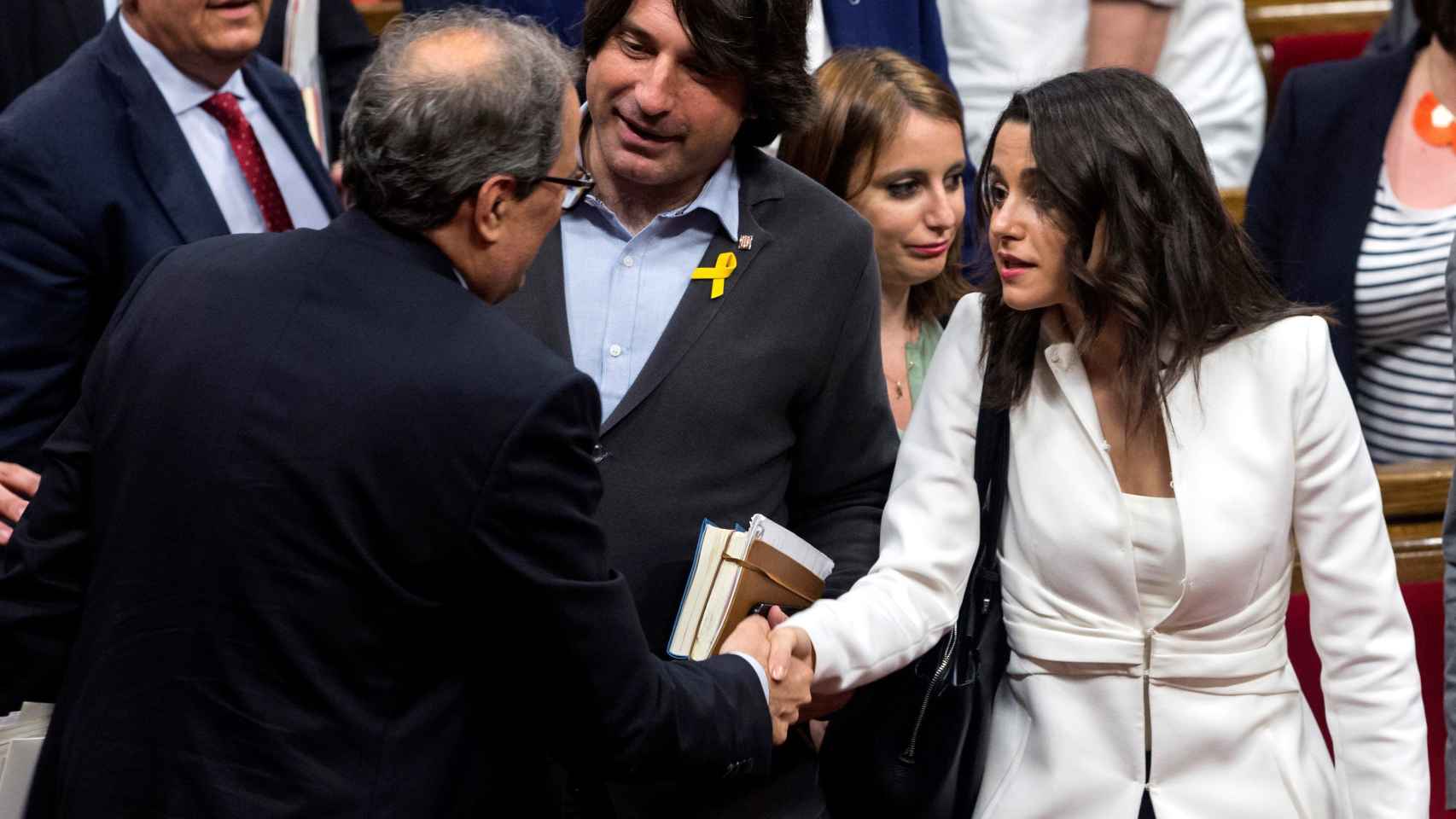Quim Torra saluda a Inés Arrimadas este sábado en el Parlament.