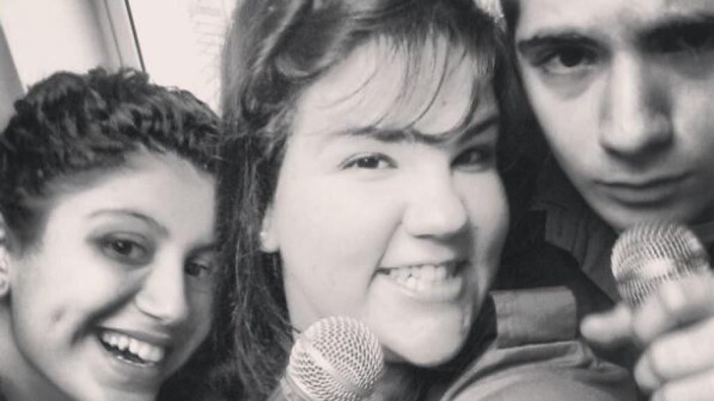 En un karaoke con sus amigos.