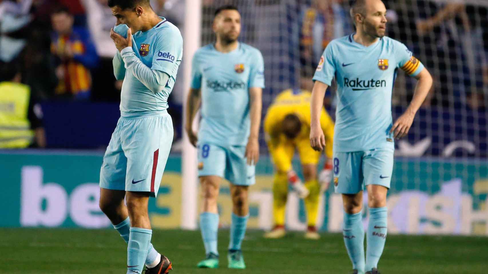 Coutinho, Iniesta y Jordi Alba, cabizbajos en la derrota del Barcelona ante el Levante.