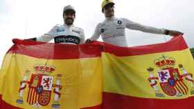 Fernando Alonso y Carlos Sainz, con la bandera de España.