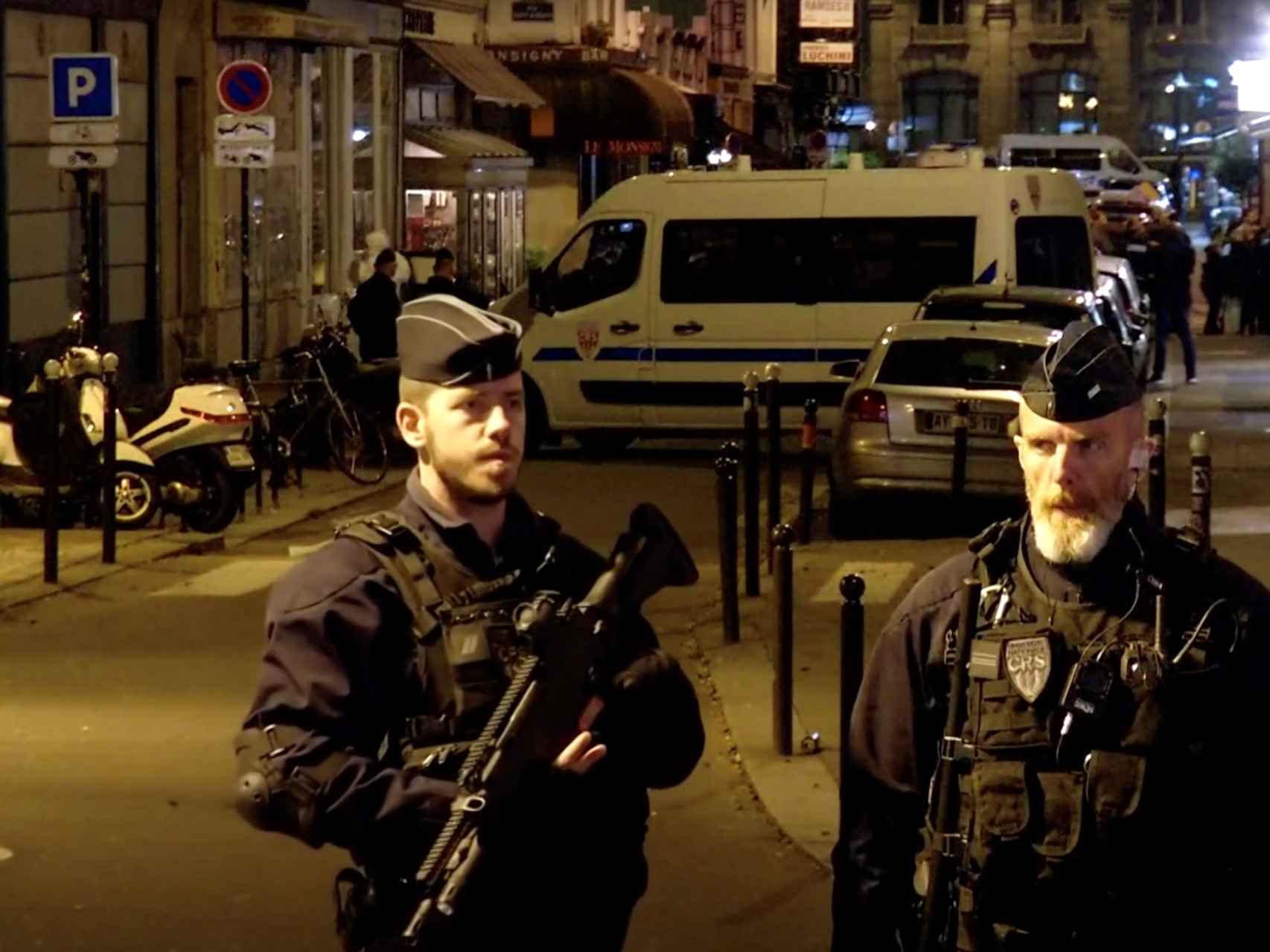 Miembros de la Gendarmería francesa vigilan el lugar del atentado del sábado en París.