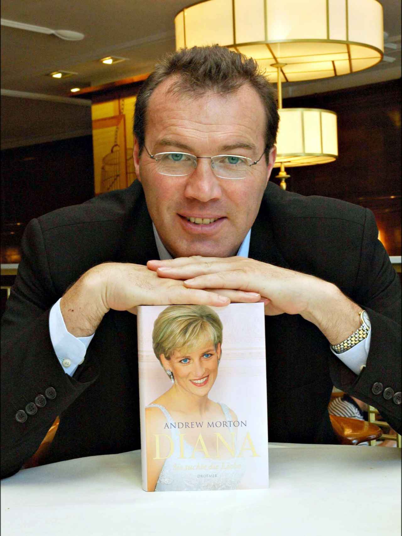 Andrew Morton posando con su libro sobre Diana de Gales.