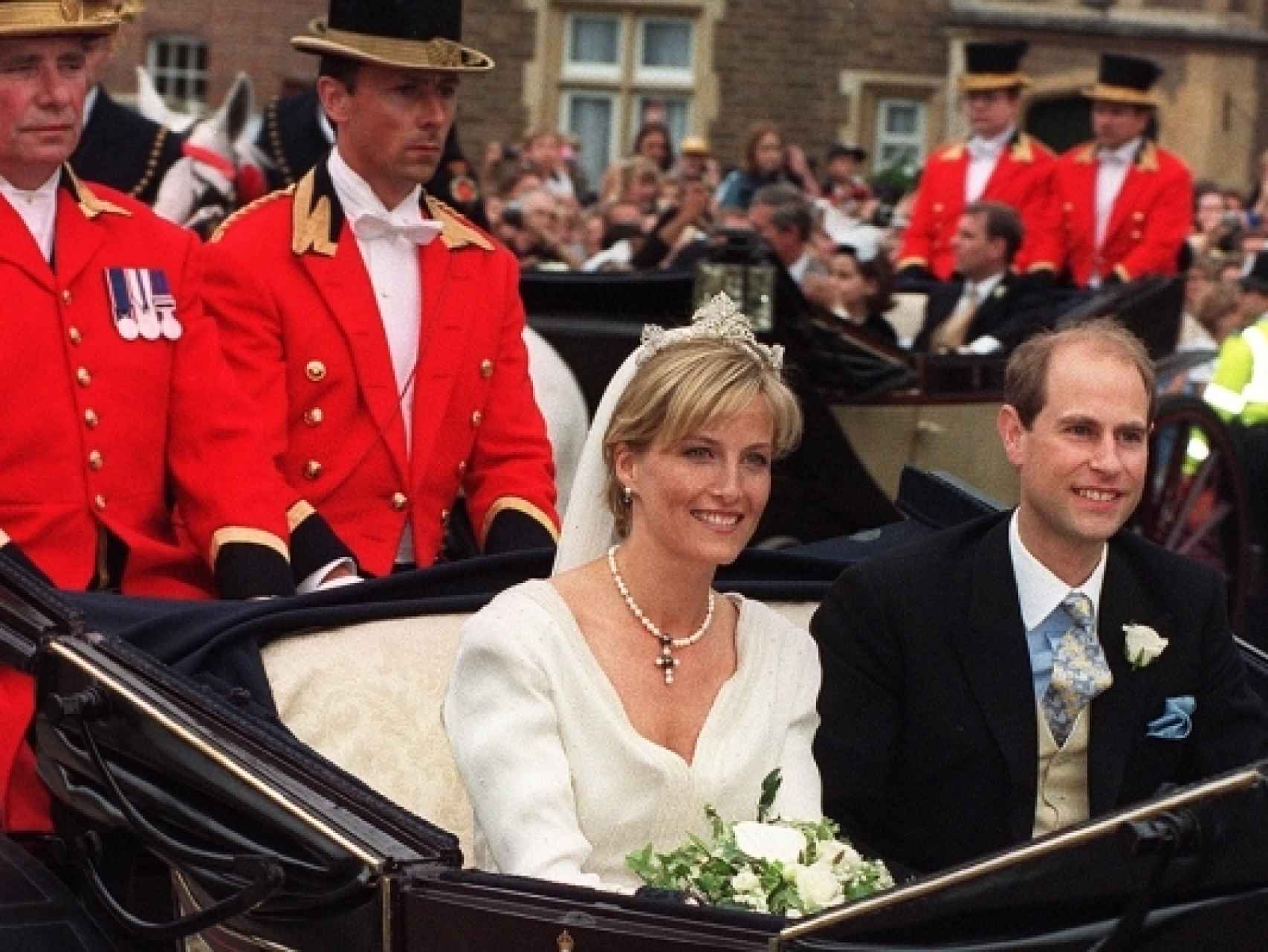 Imagen de la pareja saliendo en el coche de caballos. Kensington Palace.