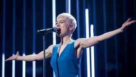 Un espontáneo le roba el micrófono a la cantante de Reino Unido en Eurovisión