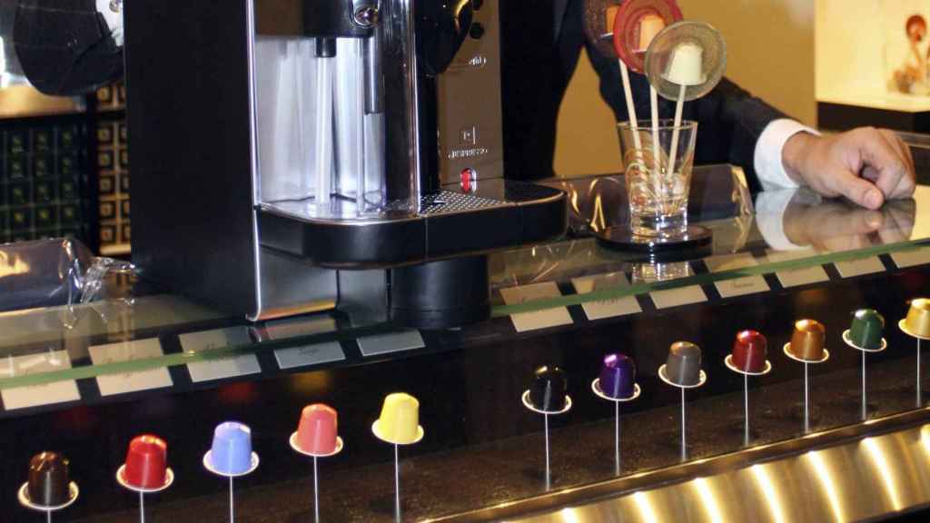 Cápsulas de café a la venta en una cafetería especializada.