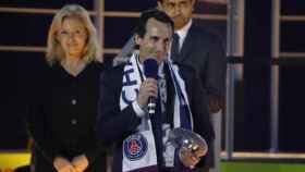 Unai Emery, micro en mano, en la celebración del PSG.
