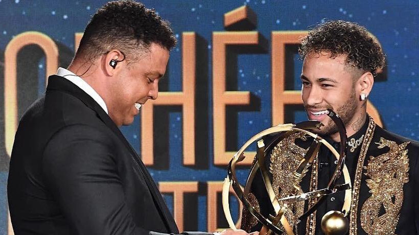 Neymar recibe el premio de manos de Ronaldo. Foto: psg.fr