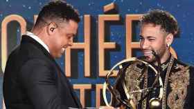 Neymar recibe el premio de manos de Ronaldo. Foto: psg.fr