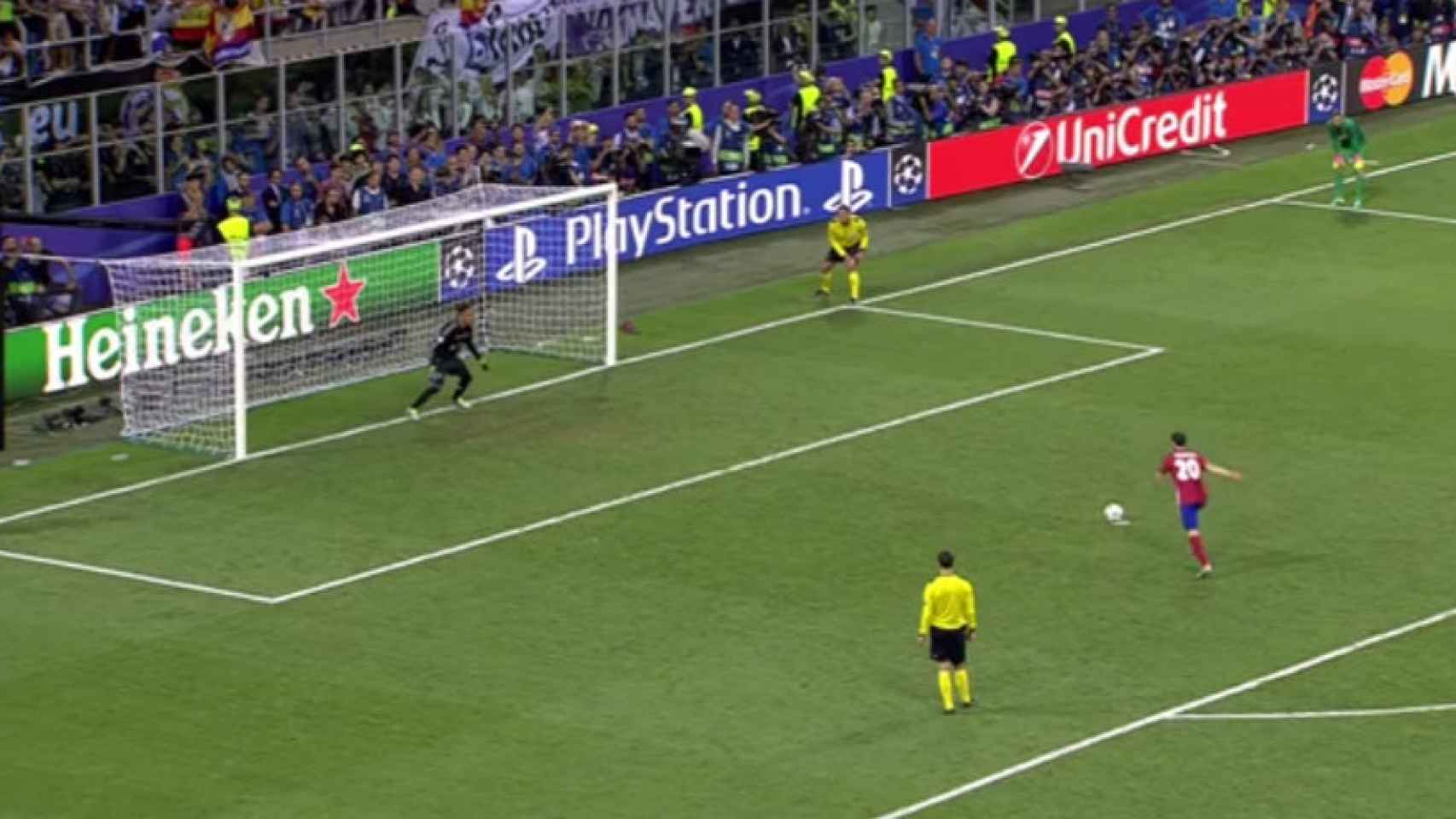 Juanfran falla el penalti en Milán