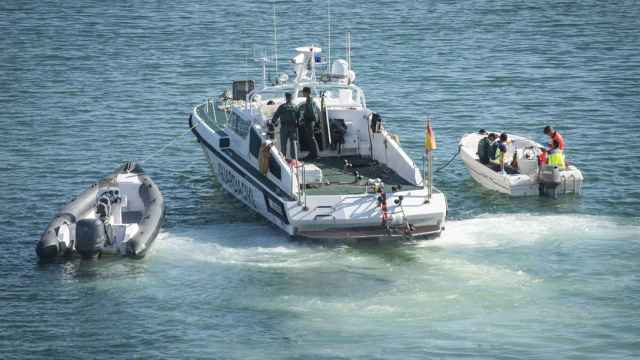 Una patrullera de la Guardia Civil trasladó hasta el puerto de Algeciras la lancha (izquierda) y la barca en la que navegaban el menor fallecido y su padre.