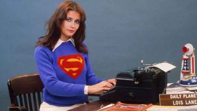 La actriz interpretó a Lois Lane en las películas de la saga Superman.