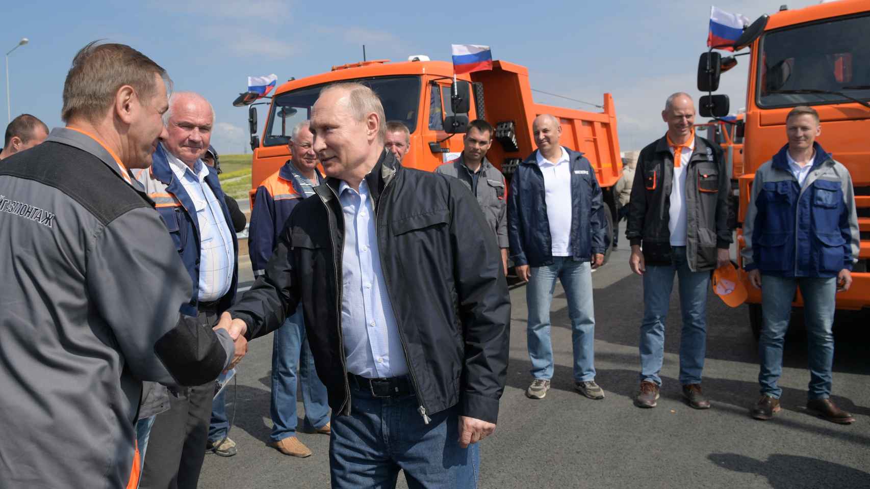 Putin saluda a los obreros que han construido el puente.