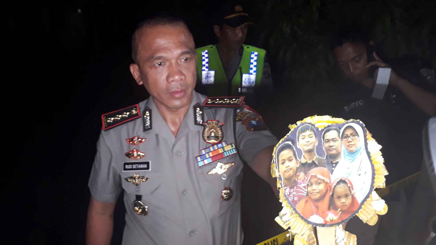 El jefe de policía muestra una imagen de la familia terrorista que atentó en Surabaya.