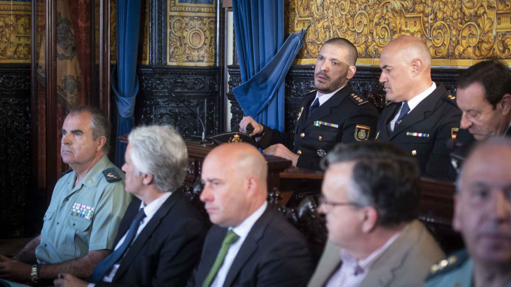 El comisario de Algecias, Luis Esteban , en la fila superior de asientos, el primero por la izquierda, durante la reunión de la Junta Local de Seguridad de la ciudad, celebrada este martes.