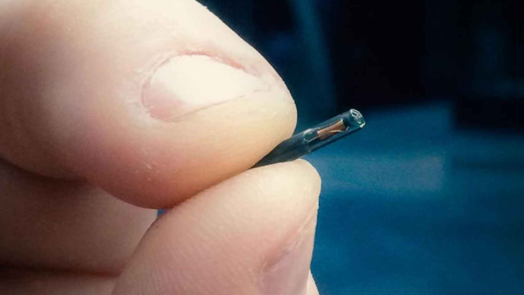 microchip mano implante