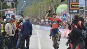 Matej Mohoric celebra su victoria en la décima etapa del Giro.