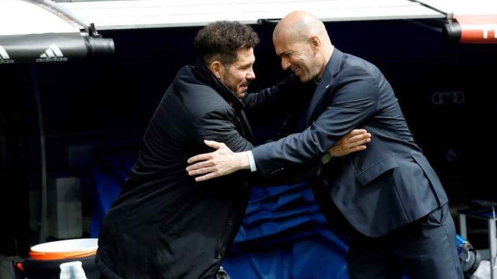 Zidane y Simeone se saludan durante el último derbi